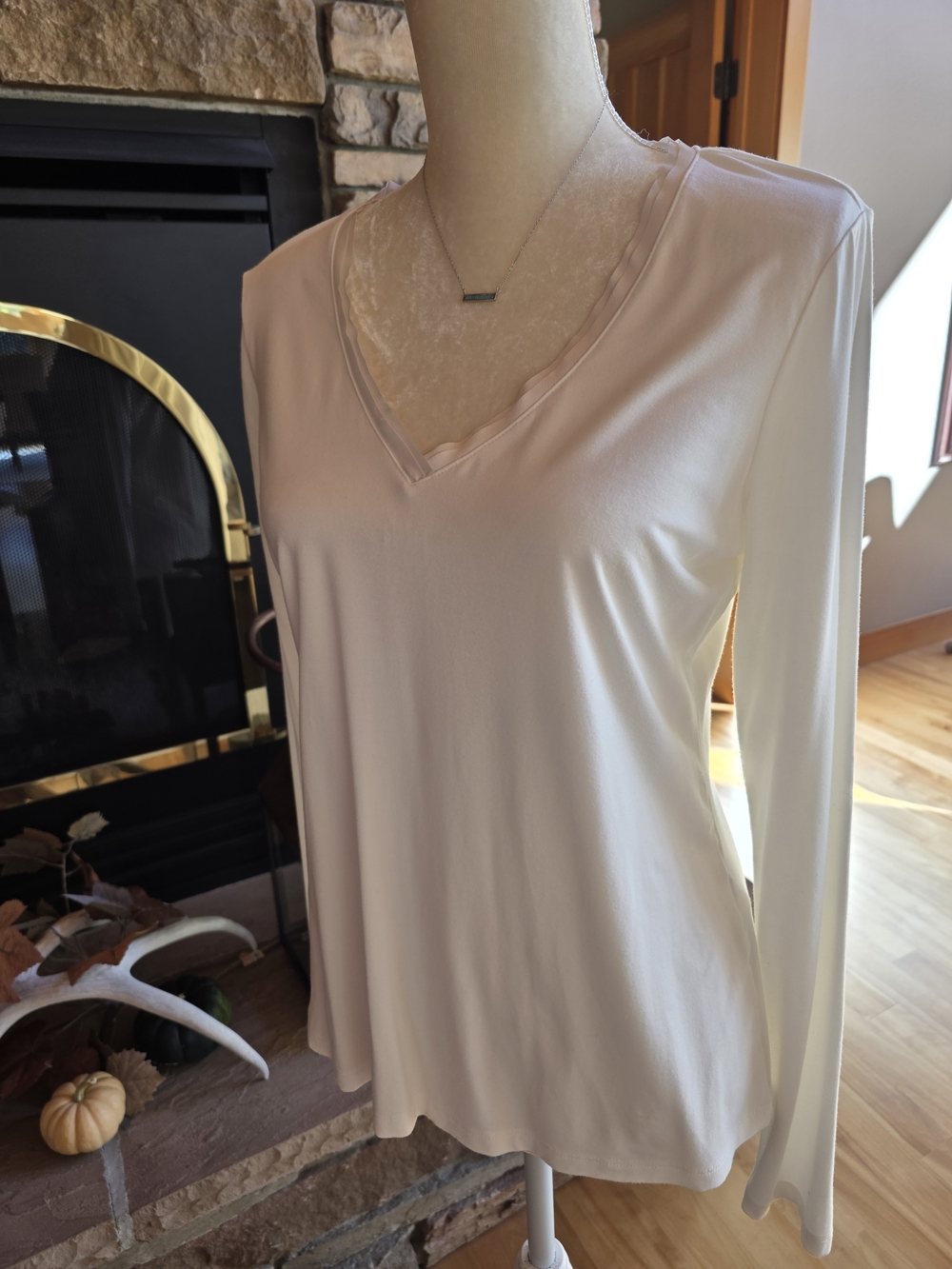 White House Black Market Cream Silk Detaul  V-Neck Long Sleeve Top